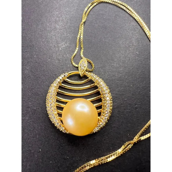 Golden yellow cultured pearl pendant in gold over sterling silver with chain - Picture 4 of 11
